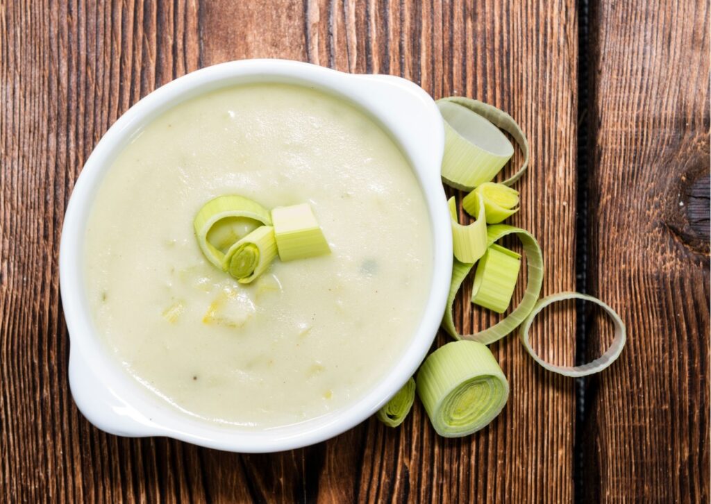 Imagem com uma sopeira para tomar sopa de alho-poró no pão italiano