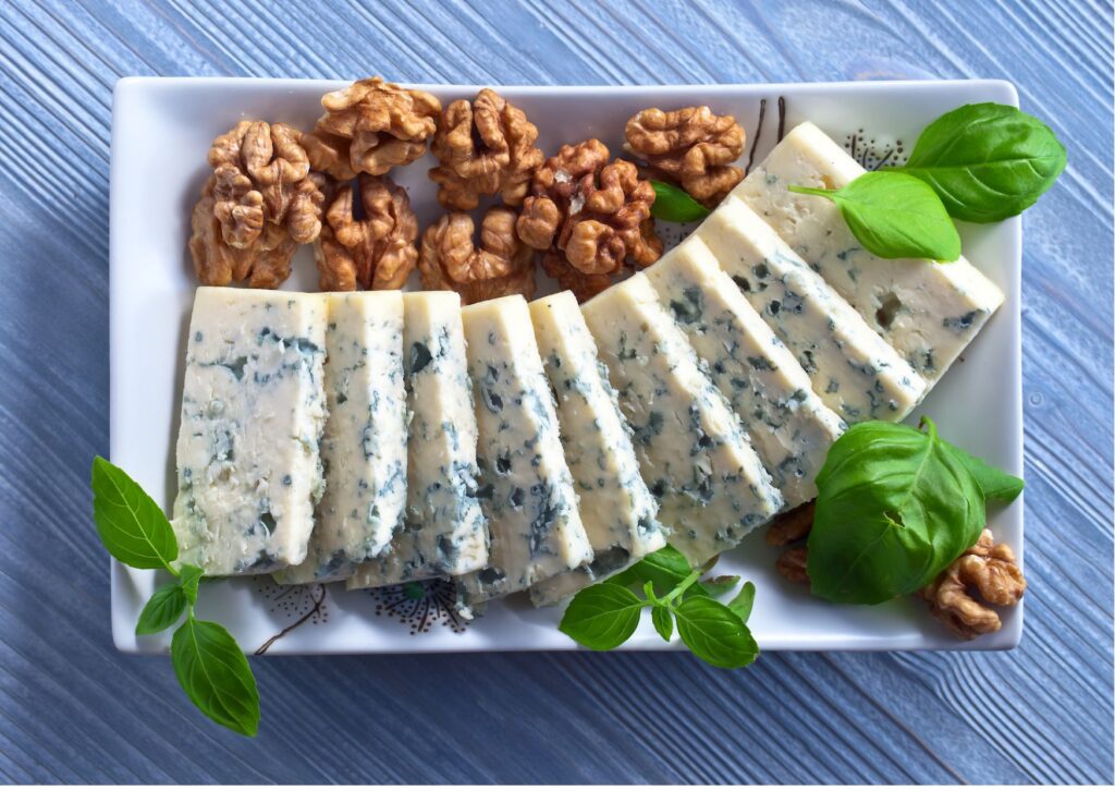 imagem com terrine de gorgonzola com nozes em uma bandeja
