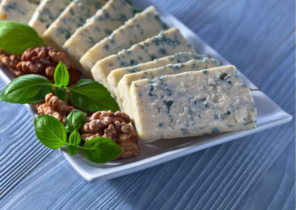 imagem com terrine de gorgonzola com nozes em uma bandeja