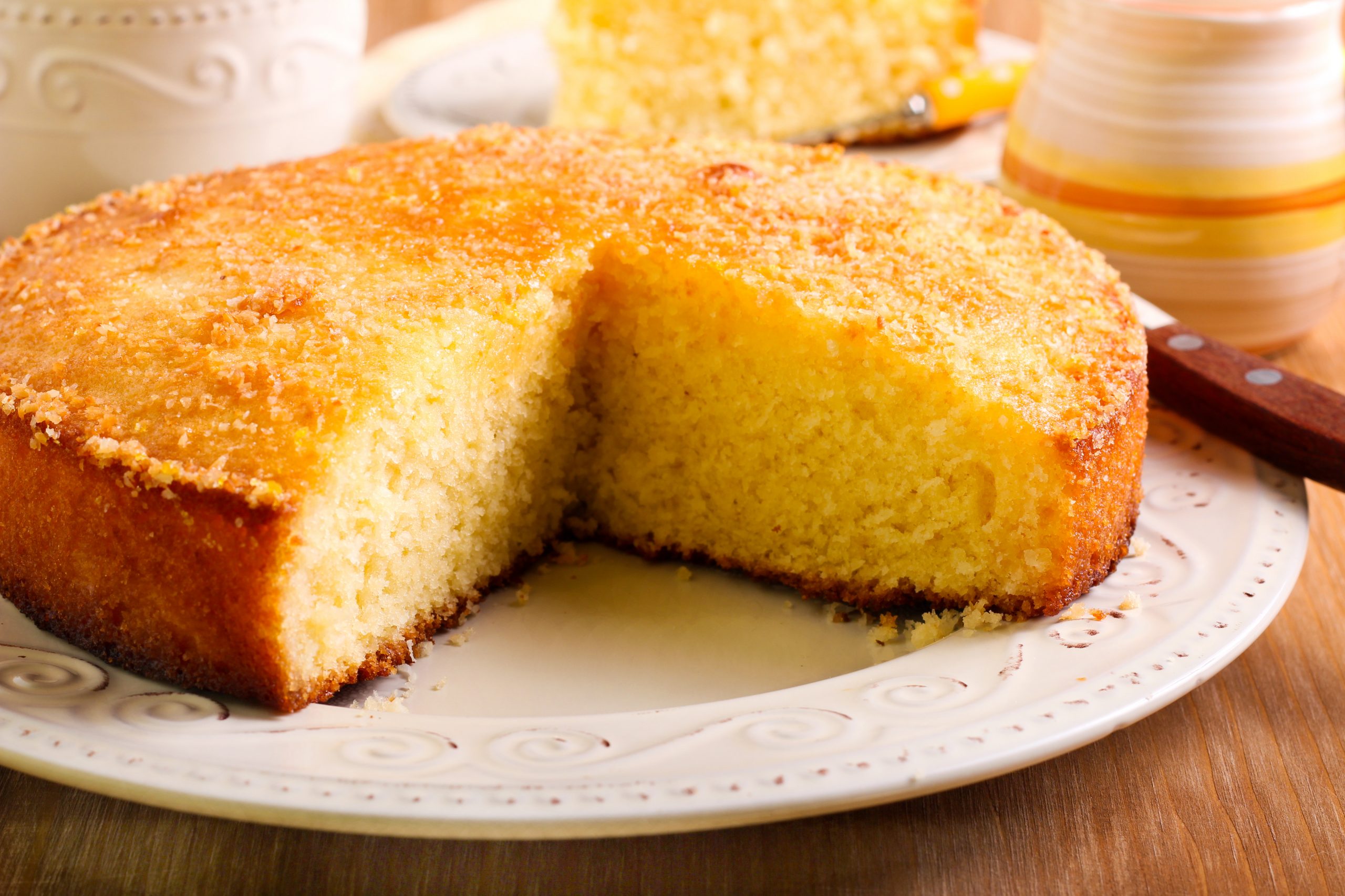 Bolo de coco em prato branco.
