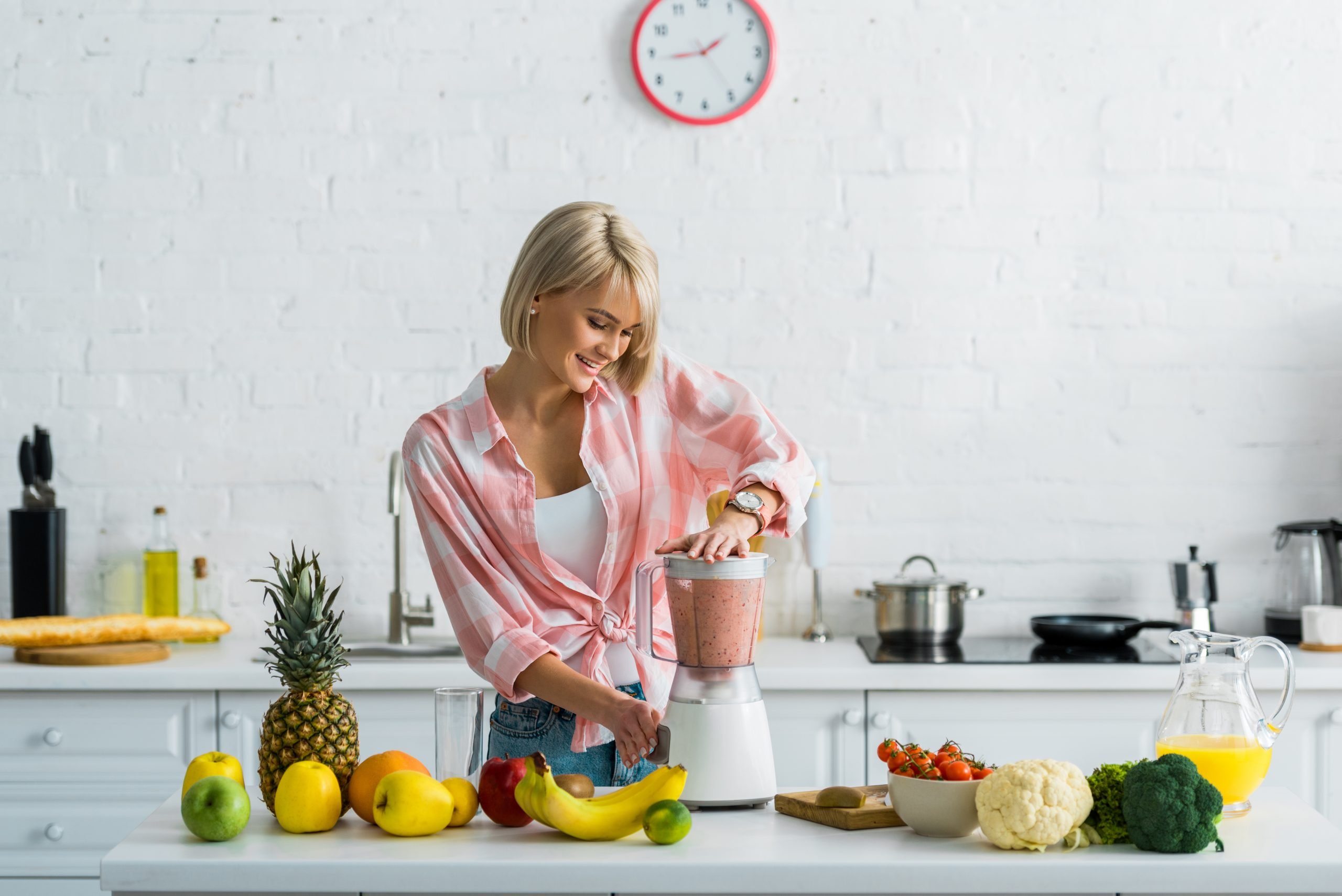 mulher preparando vitamina nutritiva no liquidificador