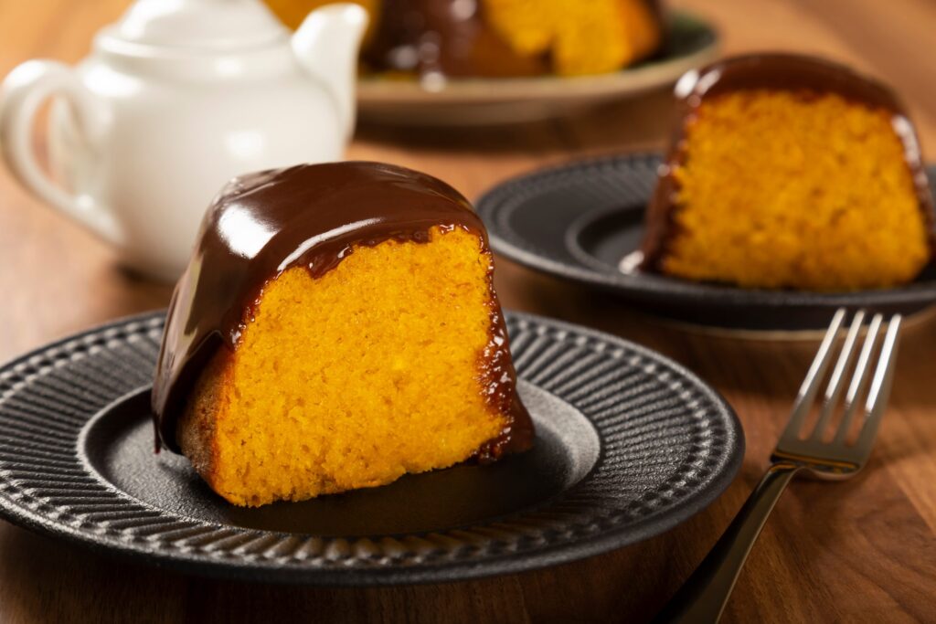 Bolo de cenoura com cobertura de chocolate.