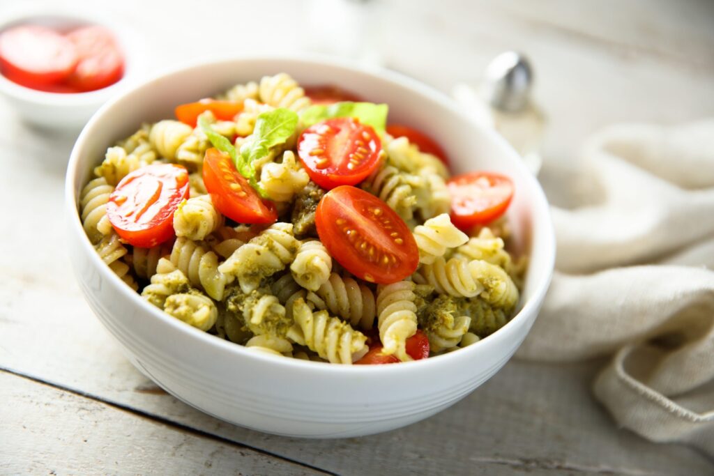 Macarrão com molho pesto e tomate cereja