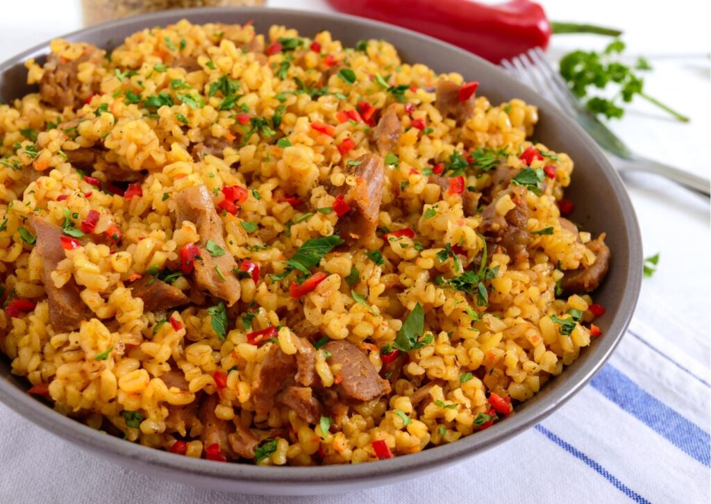 imagem com o prato pronto de Arroz com legumes e carnes