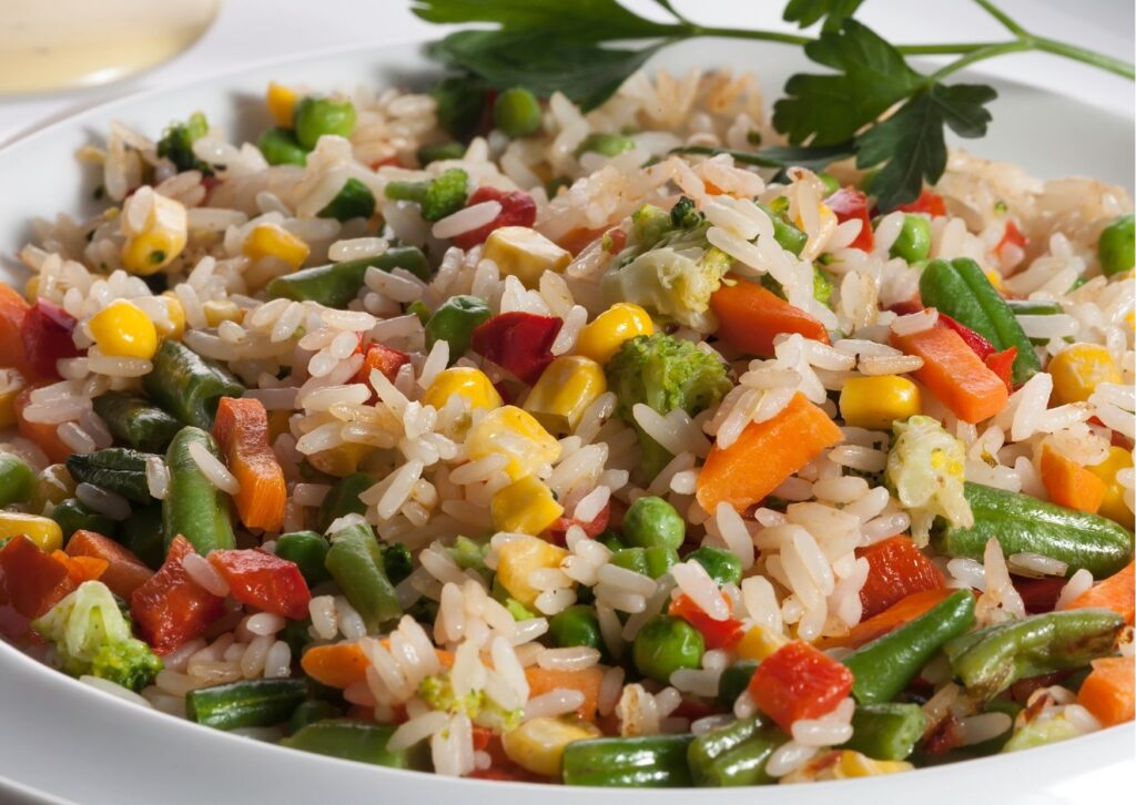 imagem com o prato pronto de Arroz com legumes e carnes