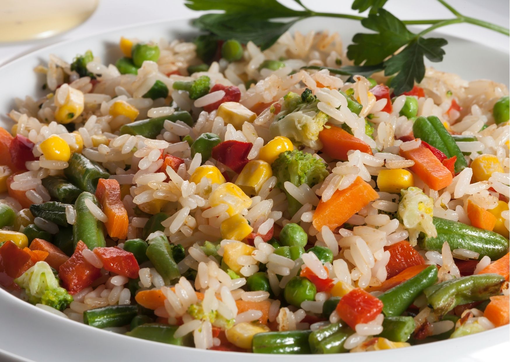 imagem com o prato pronto de Arroz com legumes e carnes
