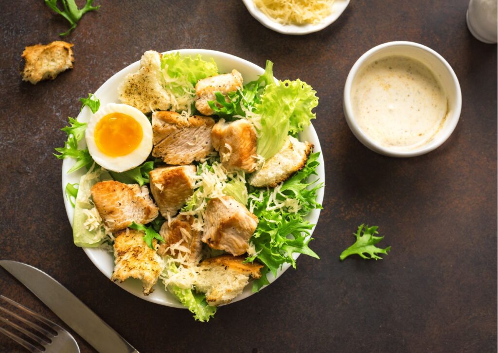 imagem com o preparo de Como fazer salada caesar