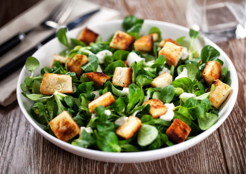 imagem com o preparo de Como fazer salada caesar