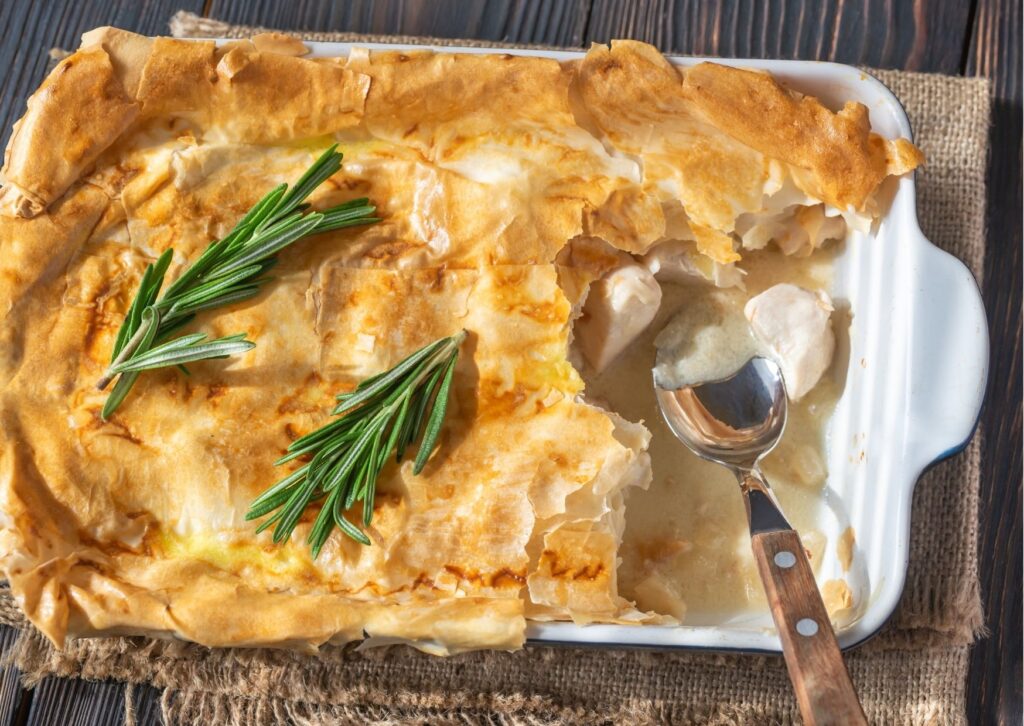 imagem com um refratário com a receita de Como preparar escondidinho de frango