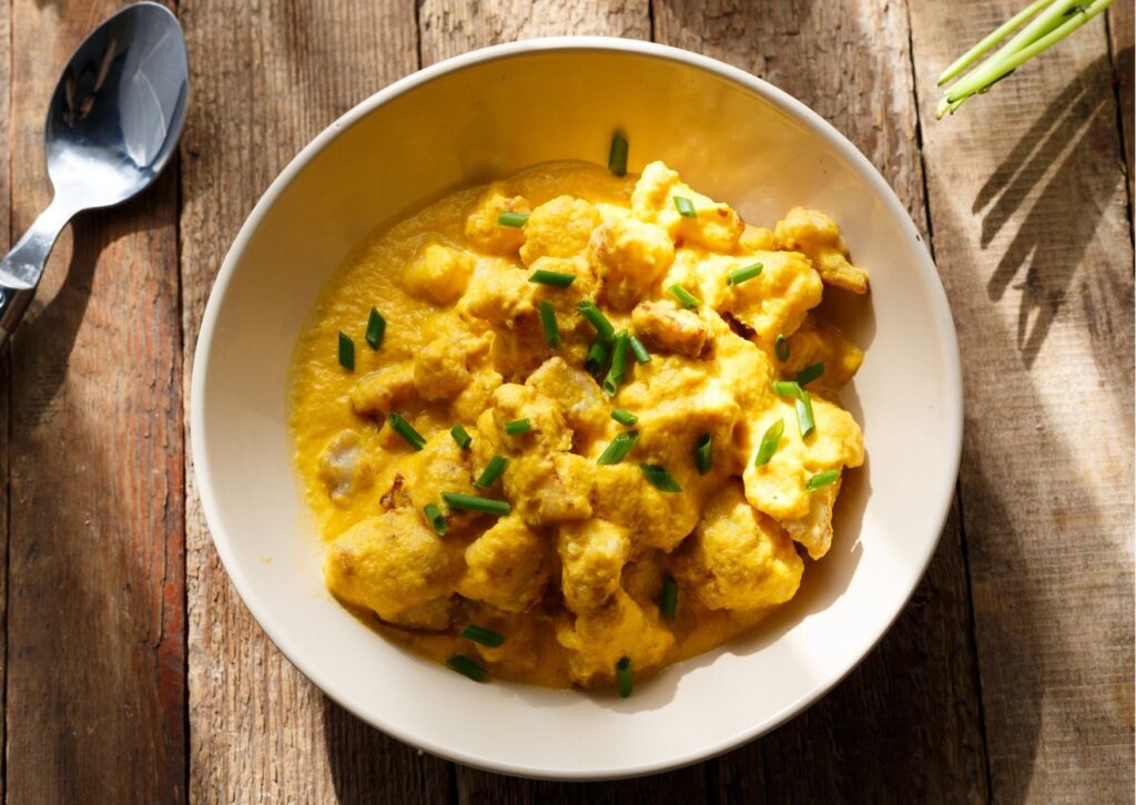 Imagem com prato incrível de Frango com curry e espinafre