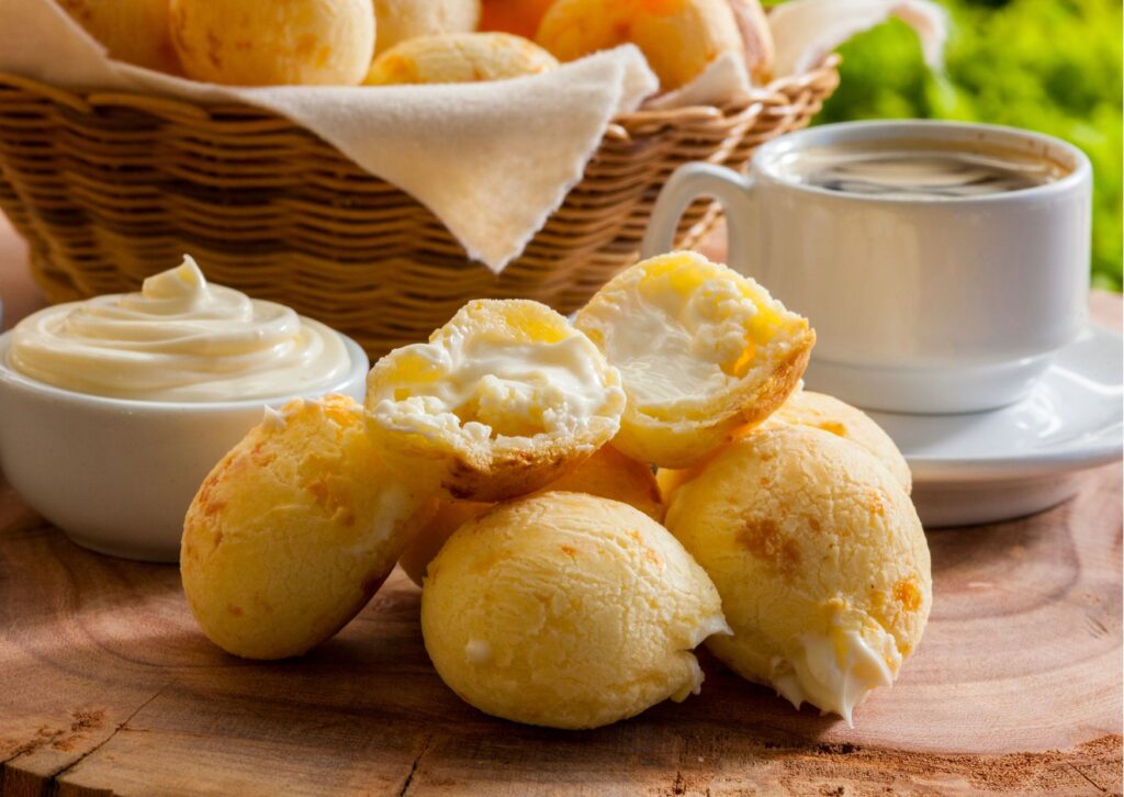 imagem com uma mesa posta e com Pão de queijo no liquidificador
