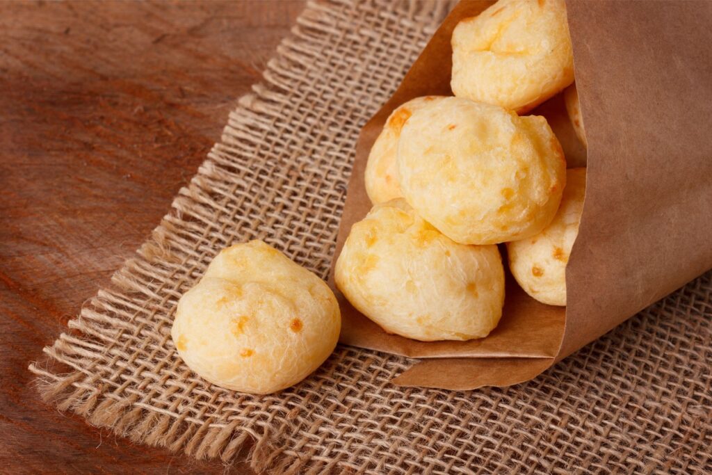 imagem com uma mesa posta e com Pão de queijo no liquidificador