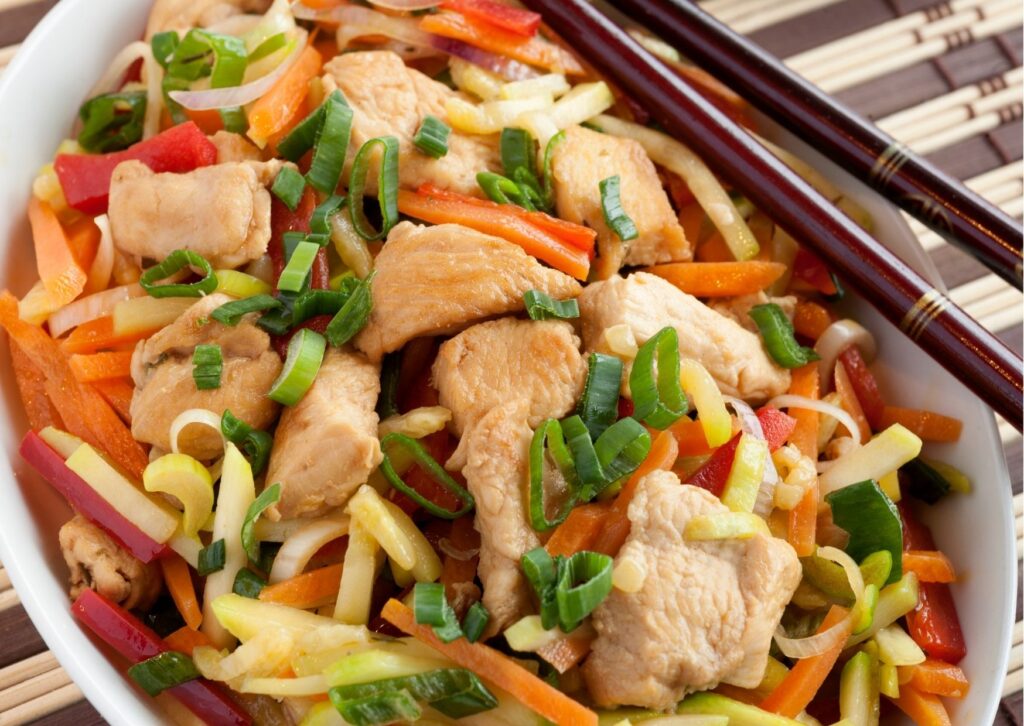 Imagem com o preparo na panela de uma Receita de frango cozido com maçã e cenoura