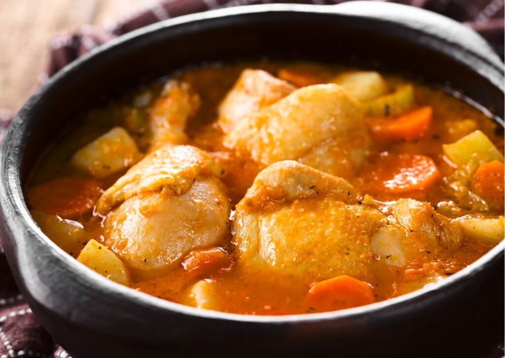 Imagem com o preparo na panela de uma Receita de frango cozido com maçã e cenoura