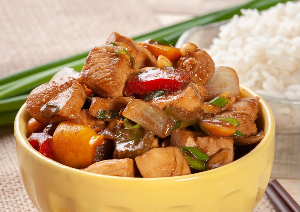 imagem um delicioso prato preparado com a Receita de frango xadrez fácil