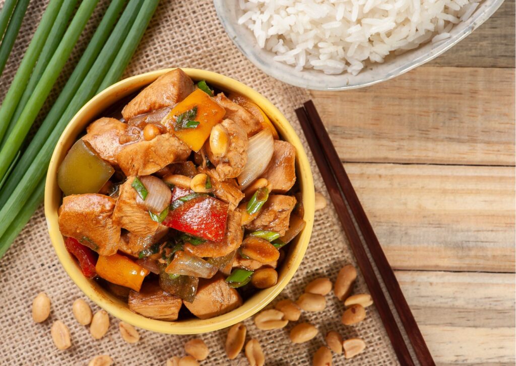imagem um delicioso prato preparado com a Receita de frango xadrez fácil