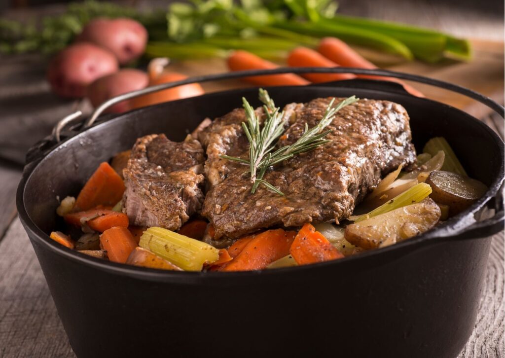 Imagem com uma deliciosa carne de panela muito suculenta