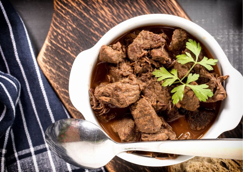 Imagem com uma deliciosa carne de panela muito suculenta