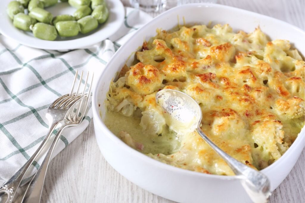 imagem com mesa posta com chuchu gratinado
