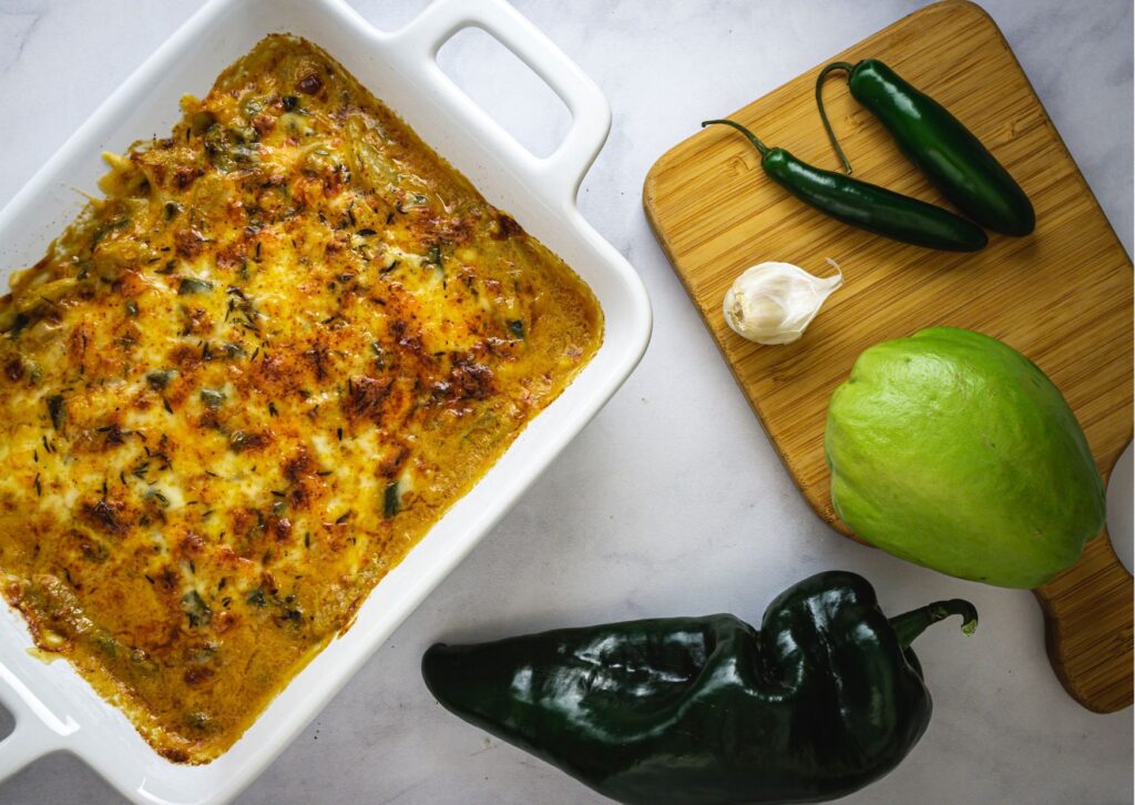imagem com mesa posta com chuchu gratinado