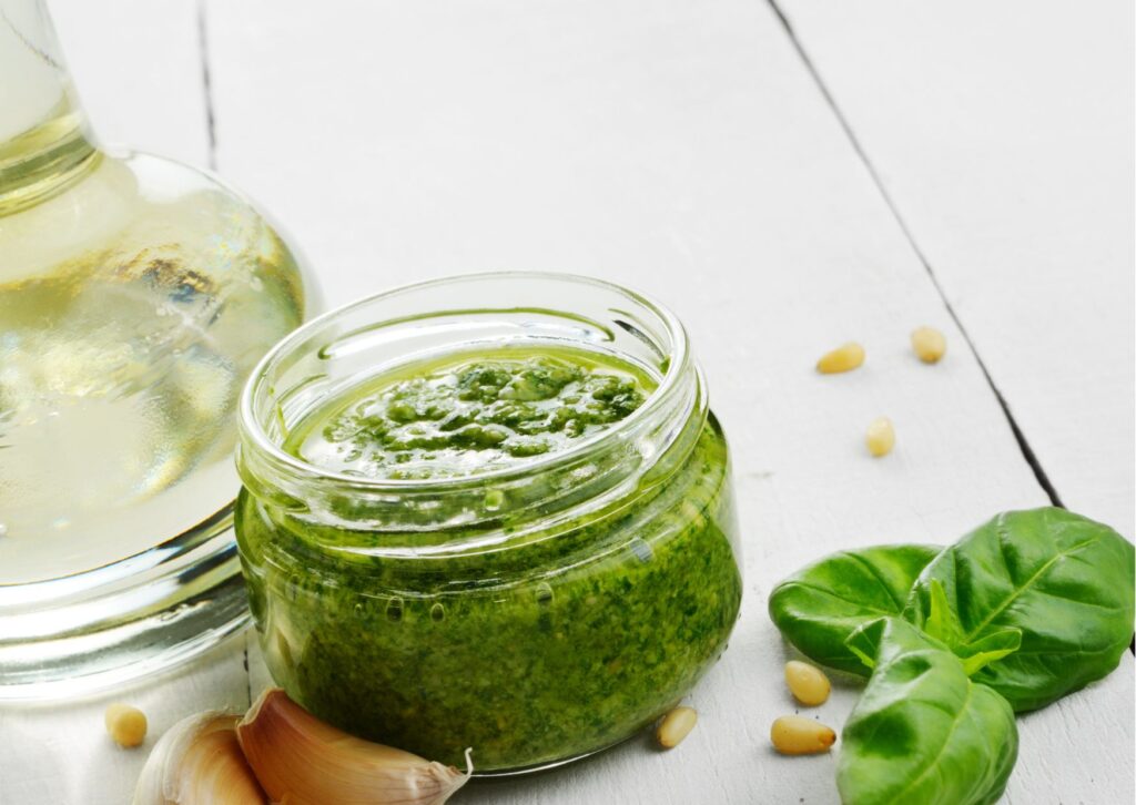 Imagem com o preparo pronto de como fazer molho pesto