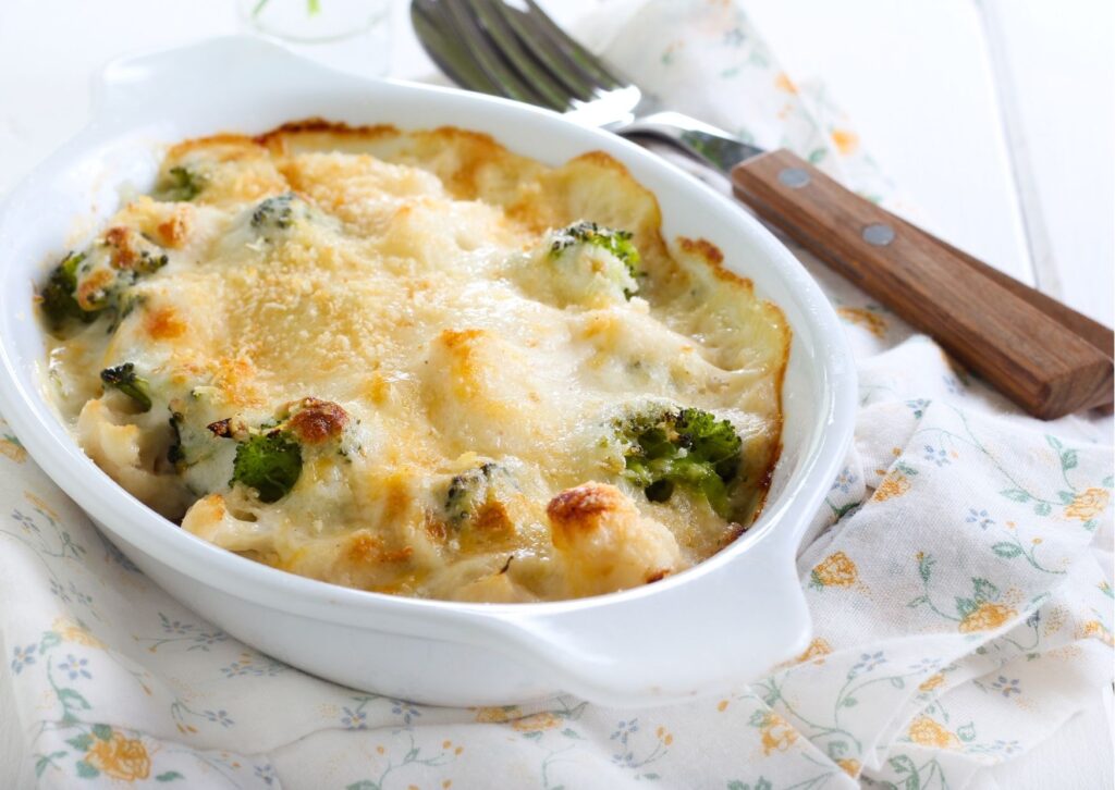 imagem com uma couve-flor gratinada pronta para servir