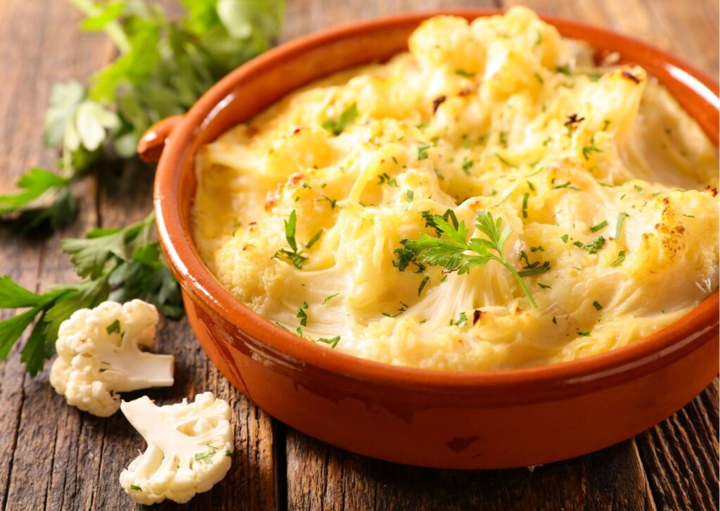 imagem com uma couve-flor gratinada pronta para servir