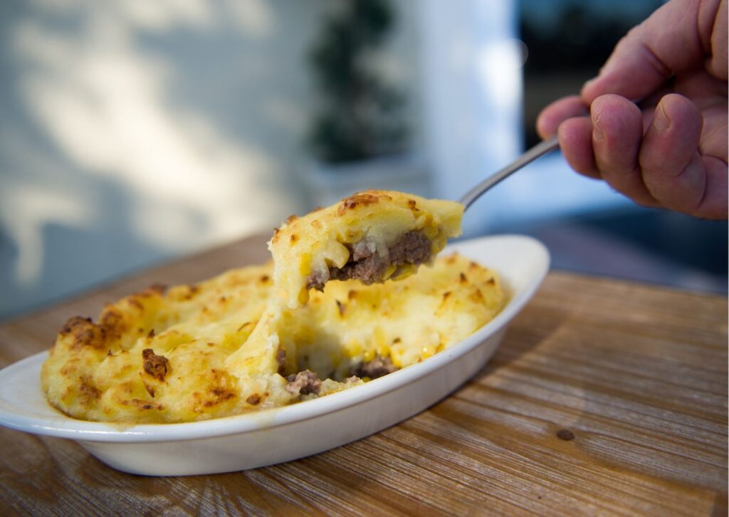 imagem com um delicioso almoço para domingo barato e simples servindo escondidinho