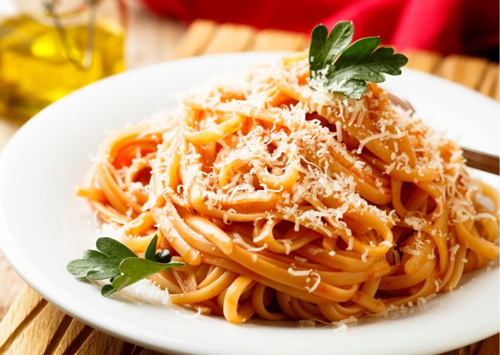 imagem com um delicioso almoço para domingo barato e simples servindo macarronada