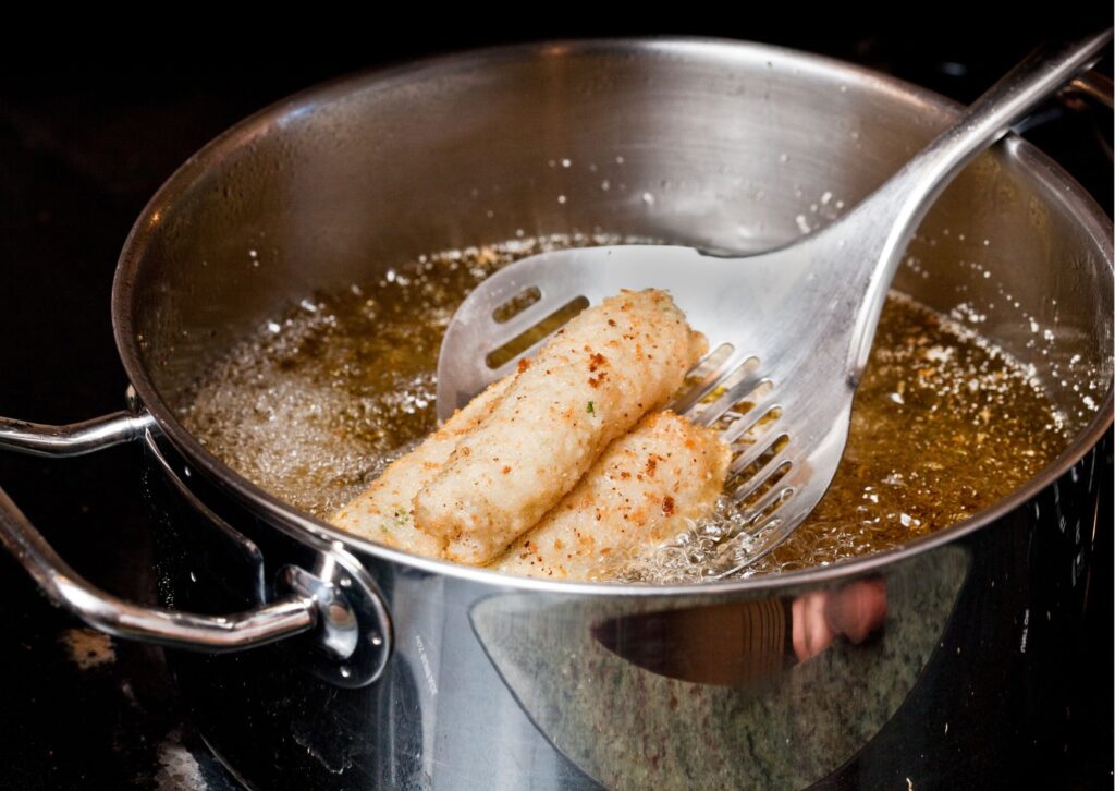 Imagem com uma panela de fritura mas ensinando com dicas para fazer fritura sem sujeira