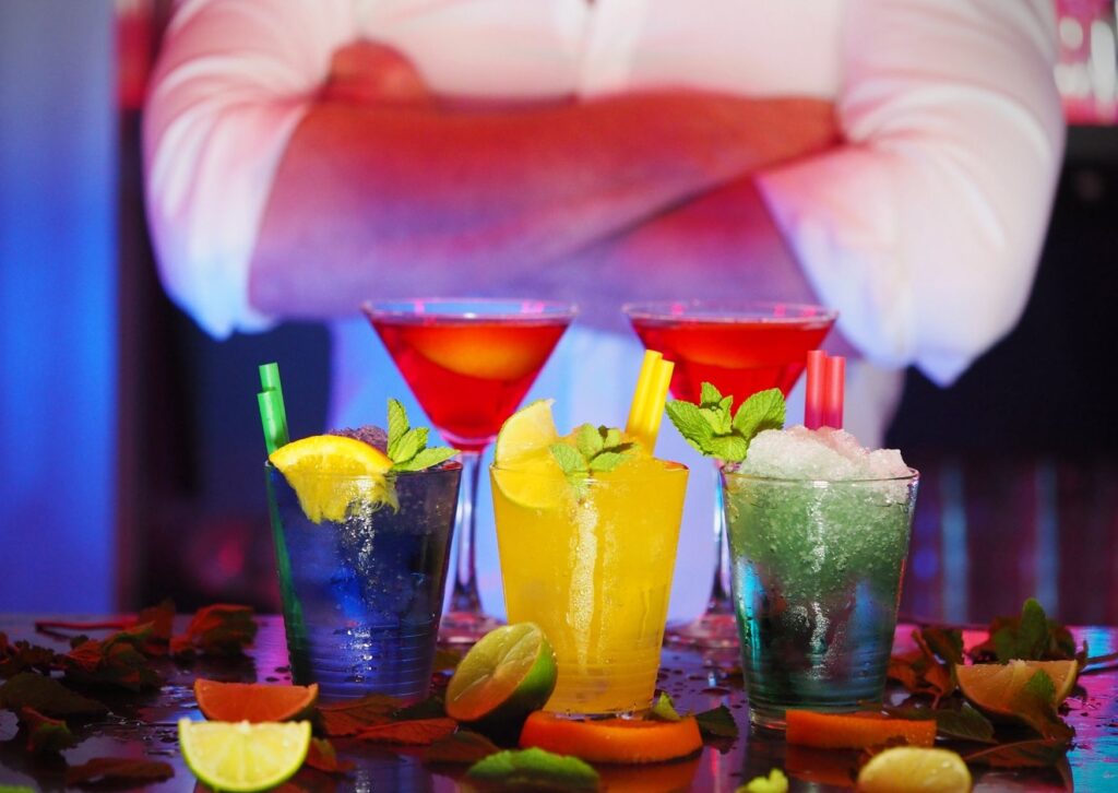 imagem com vários drinks com cerveja