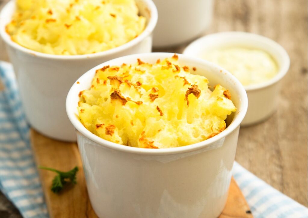 imagem com o Aprenda a preparar o escondidinho de couve-flor sendo servido