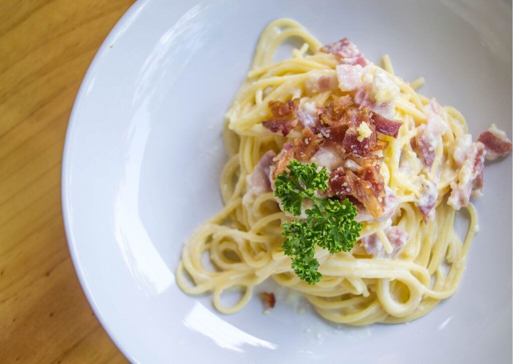 imagem com um belo prato de espaguete à carbonara