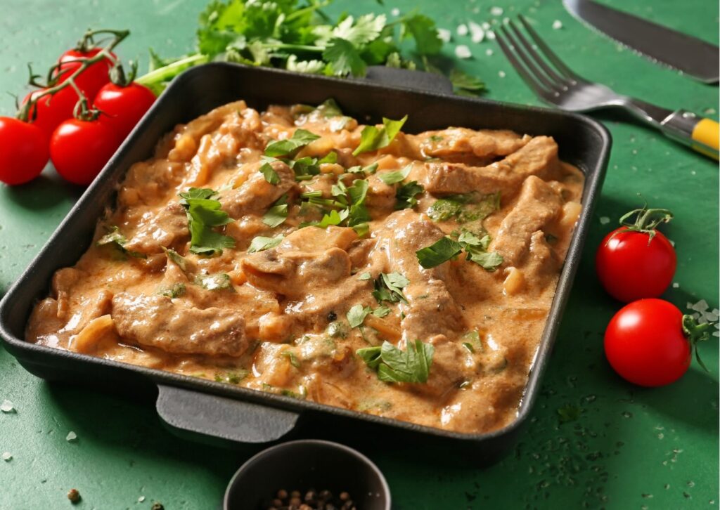 imagem com um delicioso estrogonofe de carne na panela de pressão