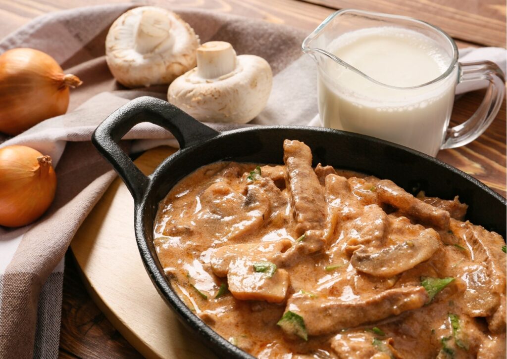 imagem com um delicioso estrogonofe de carne na panela de pressão