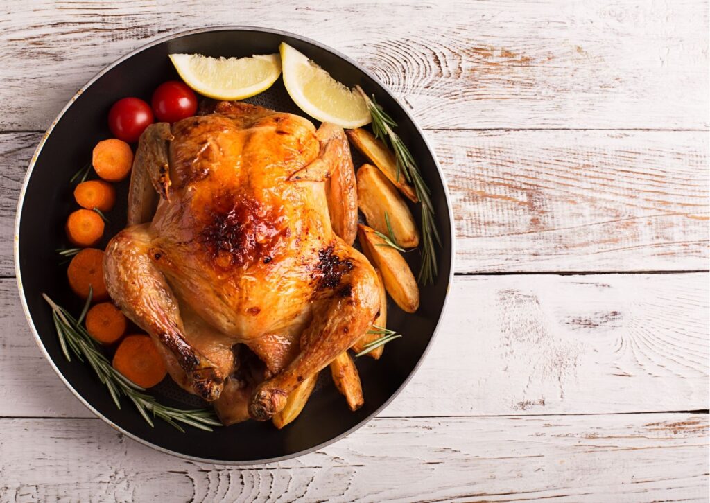 Imagem com frango assado com legumes em preparação