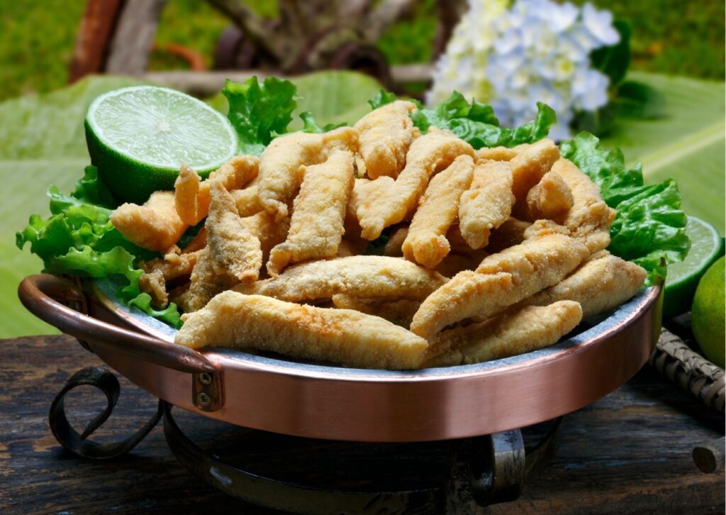 imagem com diversas iscas de peixe com molho de mostarda