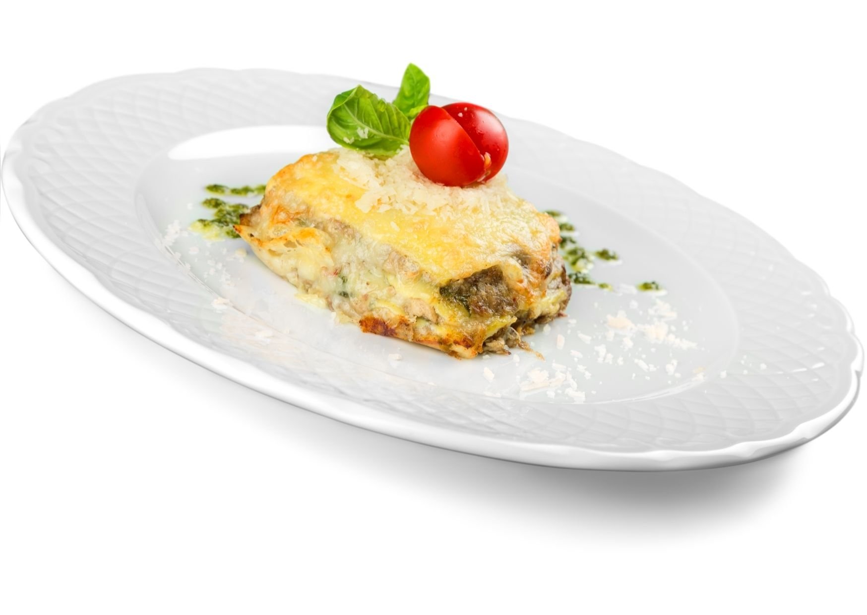 imagem com uma deliciosa lasanha de frigideira em um prato pronto para ser servido