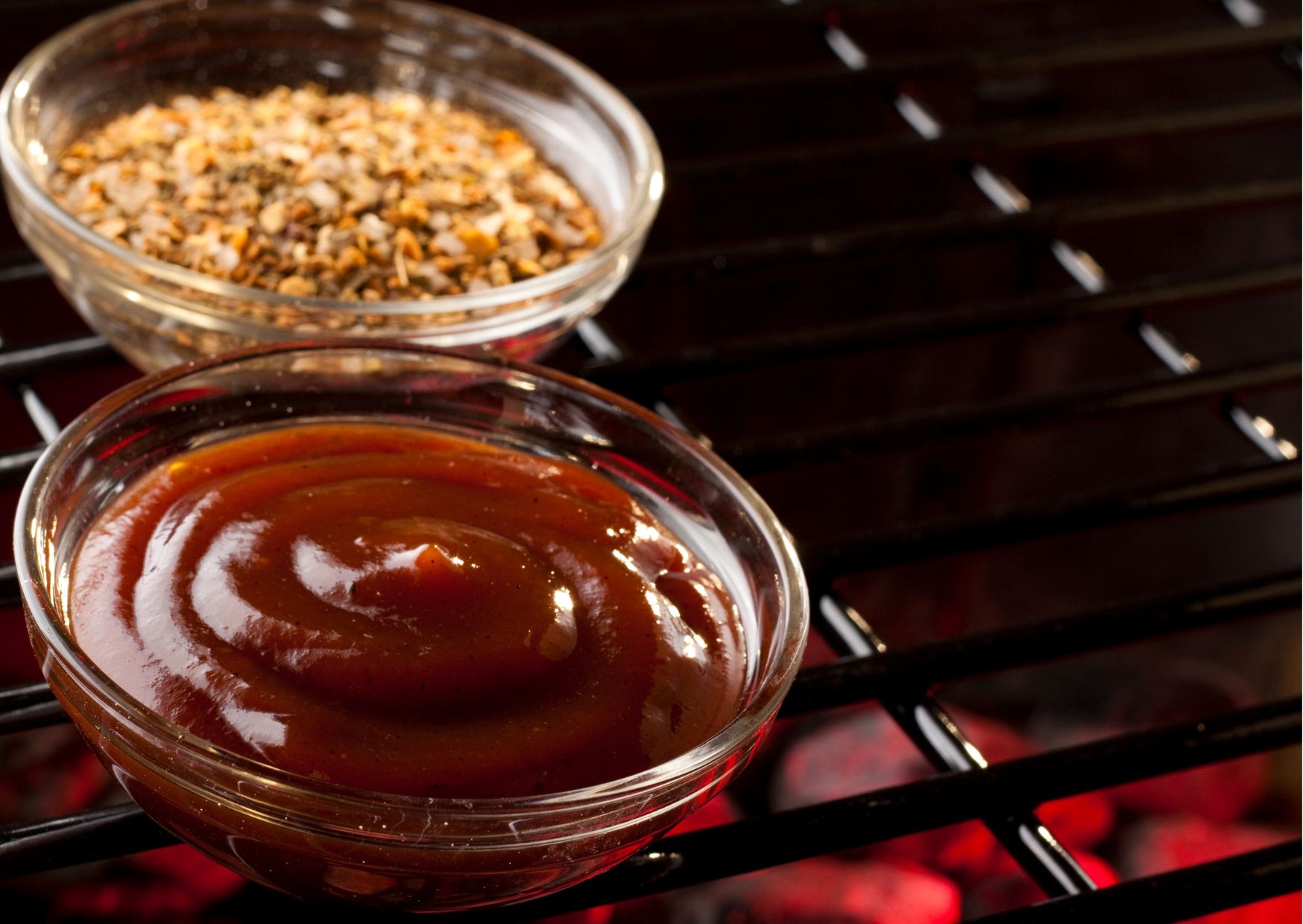 imagem com dois tipos de molhos sendo um deles um molho barbecue caseiro
