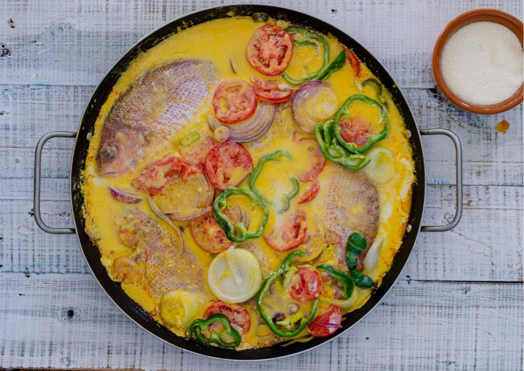 imagem com a receita pronta de moqueca de peixe rápida