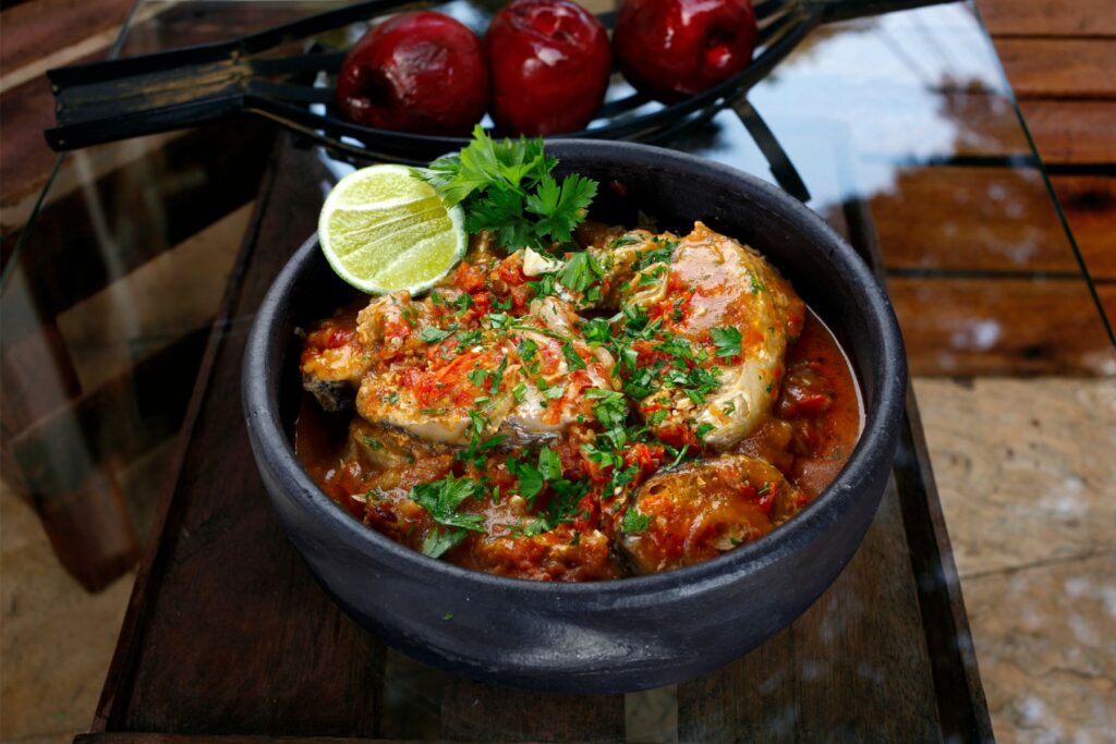imagem com a receita pronta de moqueca de peixe rápida