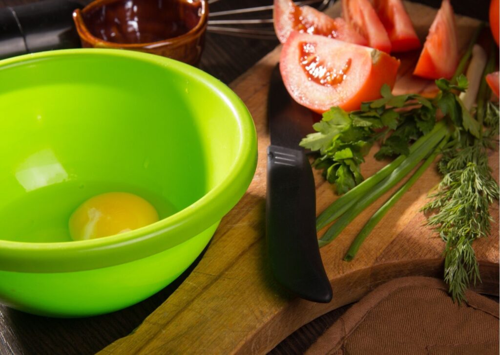 imagem com o preparo necessário para ter ovos a parmegiana no prato