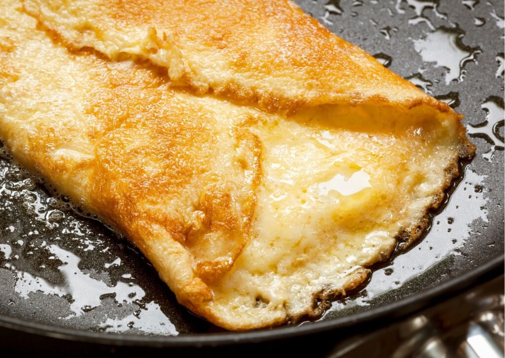 imagem com ovos a parmegiana send preparados na panela