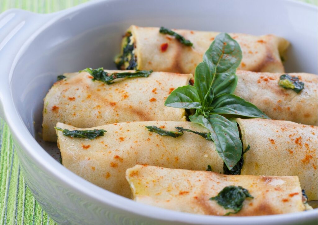 Imagem com várias panquecas veganas em uma tigela pronta para o consumo