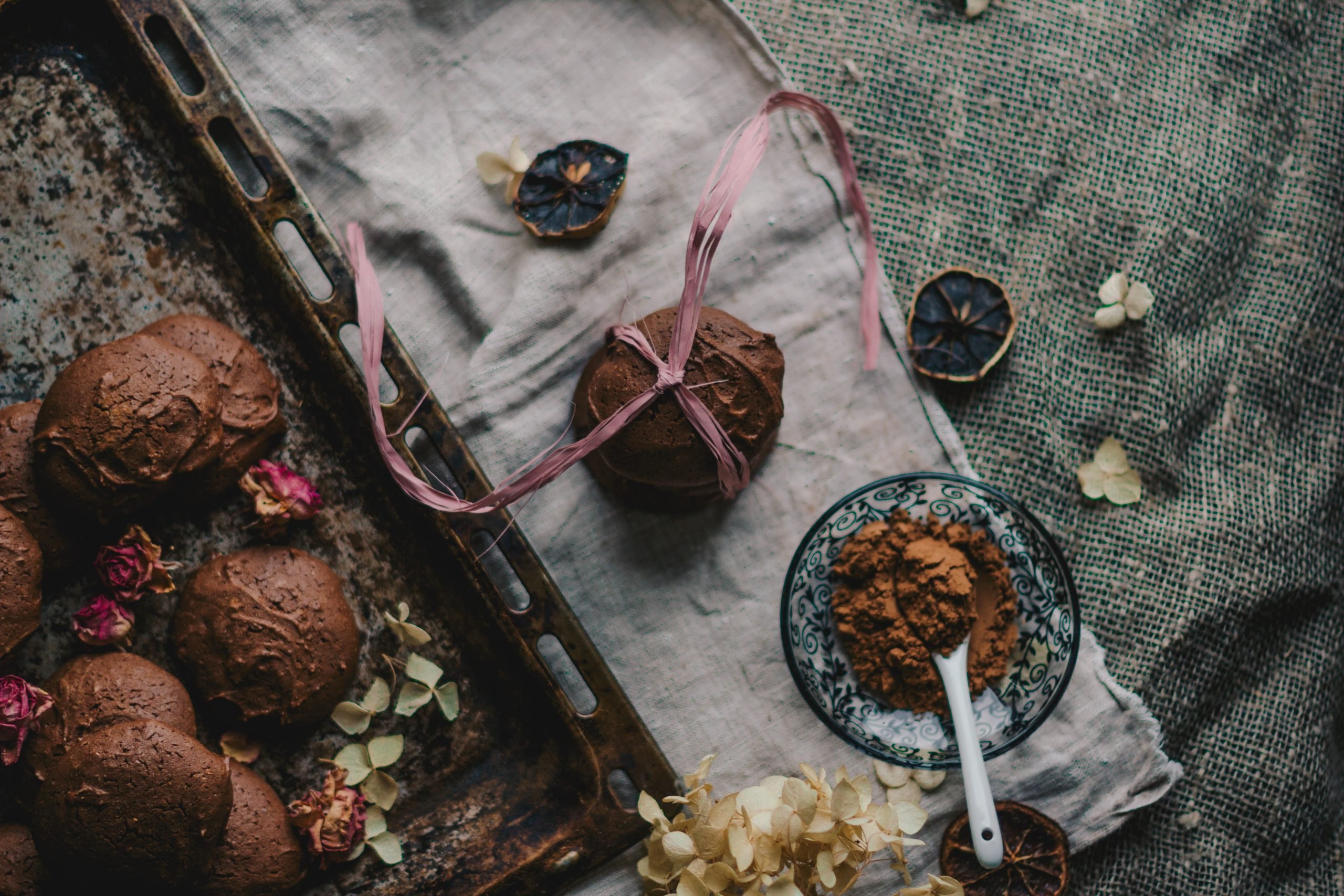 Diversos bombons de chocolate em cima de toalha branca