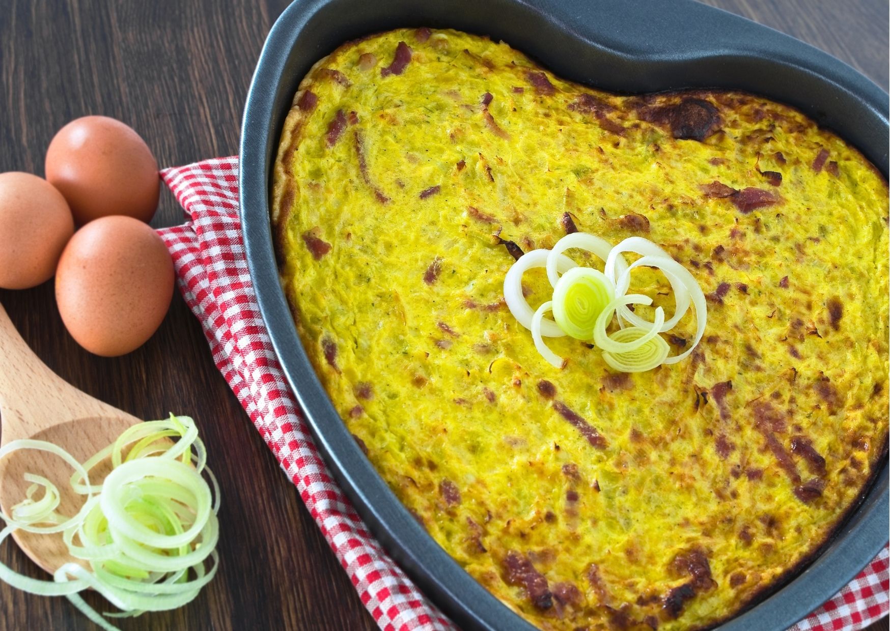 Imagem mostrando o preparo da quiche de alho-poró sem massa