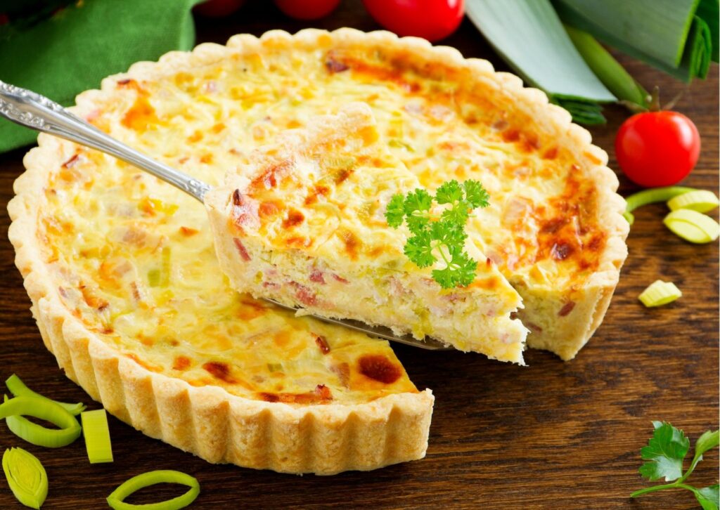 imagem mostrando uma quiche de alho-poró sem massa desenformada e pronta para ser servida