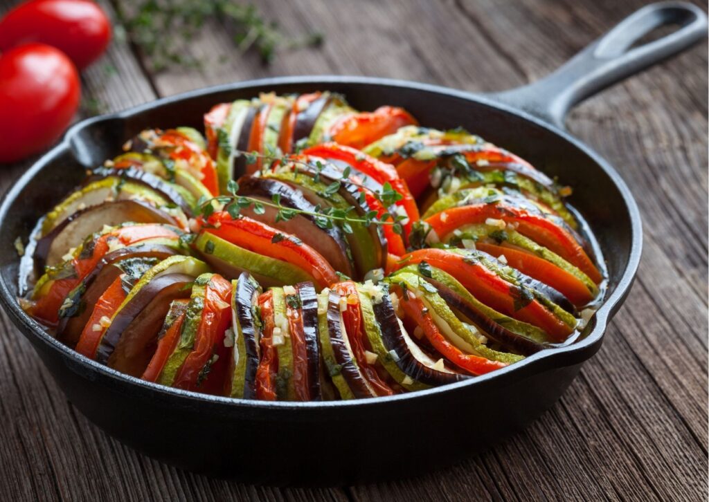 imagem contendo o preparo de uma ratatouille de frigideira simples