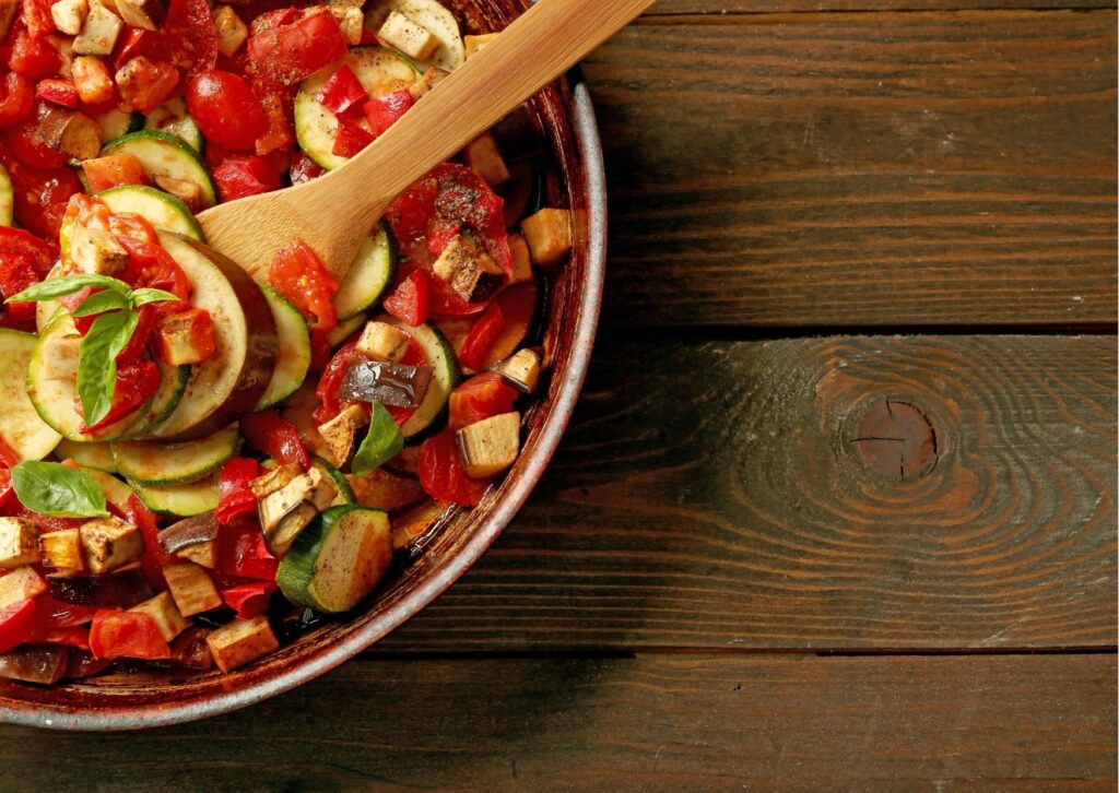 imagem contendo o preparo de uma ratatouille de frigideira simples