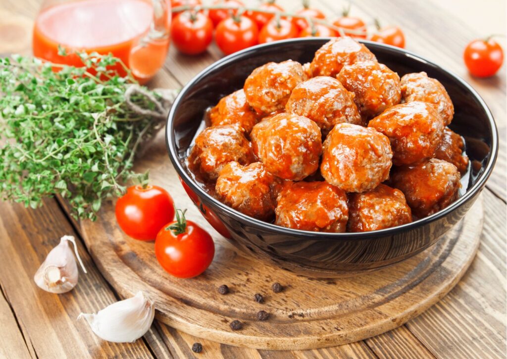 imagem de mesa posta com uma deliciosa receita de almôndega asiática